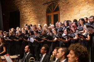 Patrimônio cultural da humanidade: Nona Sinfonia de Beethoven, interpretada pela Sinfônica de Santos, contou com as vozes dos corais Madrigal Vivace, Zanzalá e solistas. (Foto: One Life Fotografia)