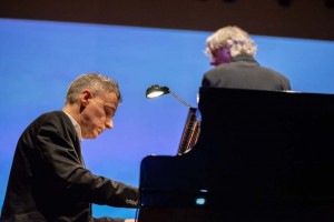 Pianista Marcelo Bratke durante concerto da Orquestra Filarmônica do Brasil. (Foto: One Life Fotografia)