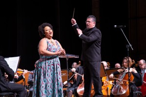 A soprano Erika Muniz ao lado do barítono Saulo Javán, durante apresentação da Orquestra Sinfônica Municipal de Campinas. (Foto: One Life Fotografia)